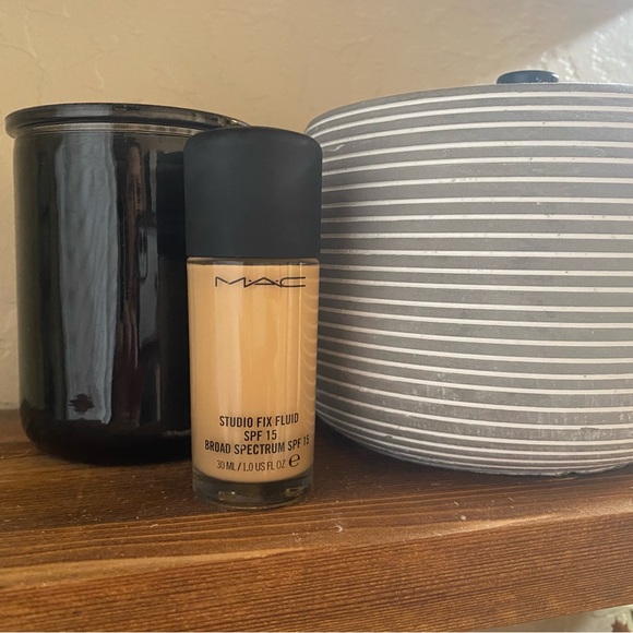 MAC STUDIO FIX FLUID FOUNDATION SPF 15 in NC25 - Picture 3 of 3